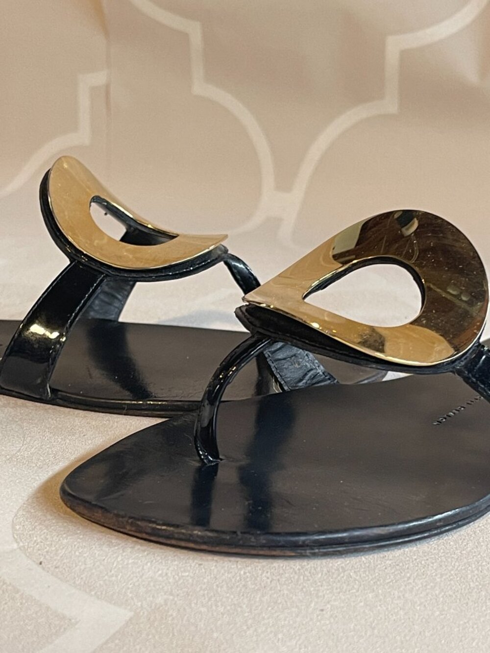 Giuseppe Zanotti Made in Italy Leather Thong Sandals Gold-Tone Circle Detail